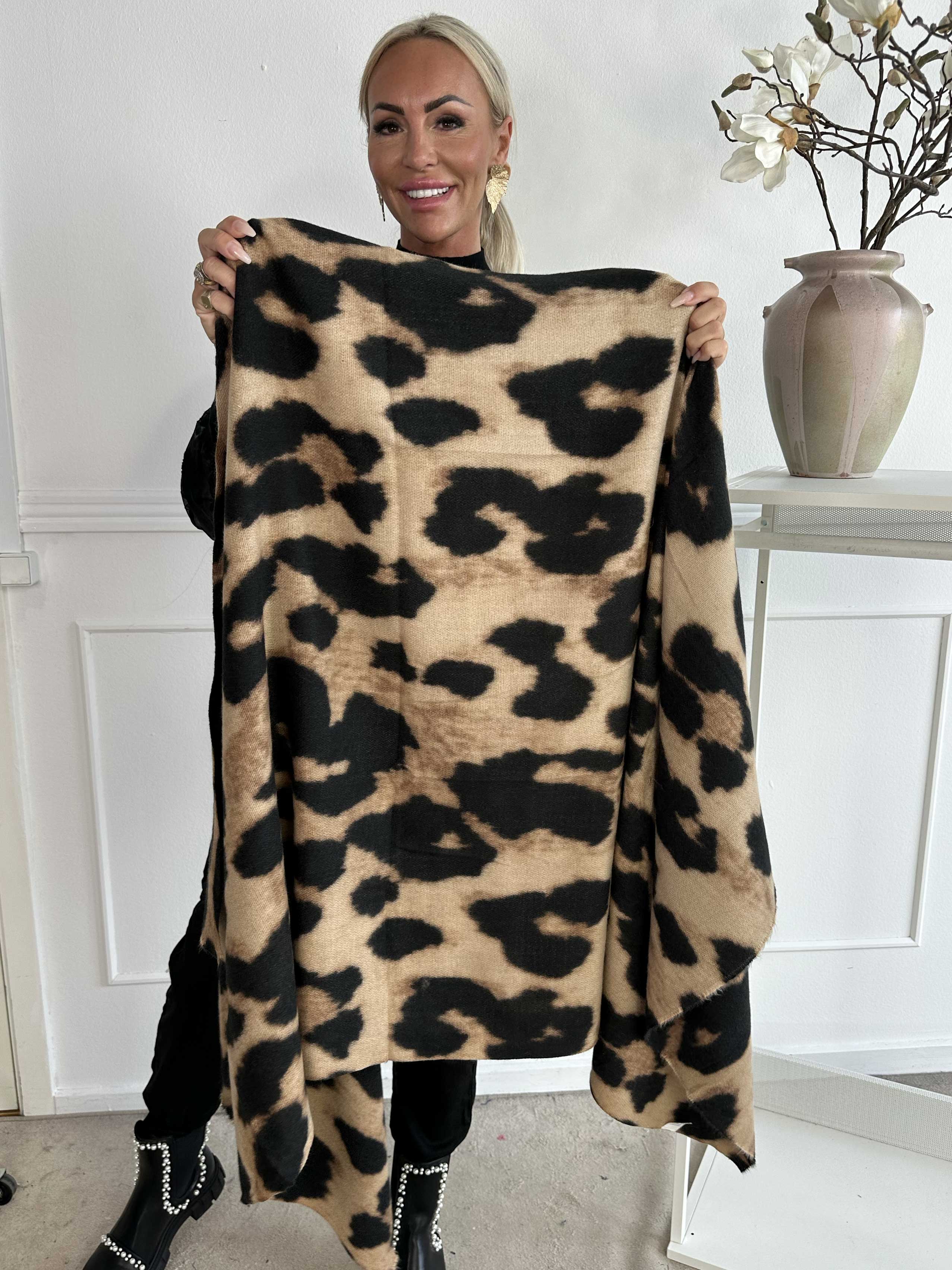 Isadora - Mjuk och tjock halsduk med leopardmönster